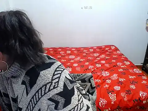 Snapshot of Tu-Reina chatting on 10/15/25, 02:33 Tu-Reina online show from 10/15/25, 02:33