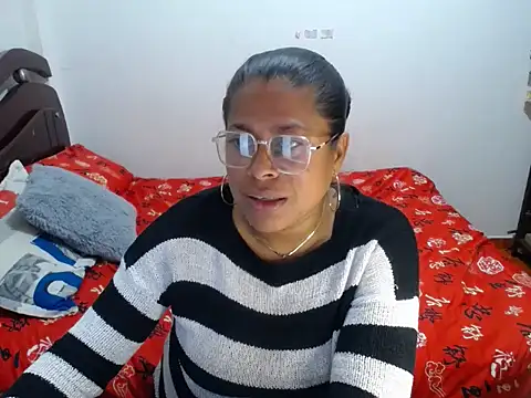 Snapshot of Tu-Reina chatting on 10/21/25, 02:45 Tu-Reina online show from 10/21/25, 02:45