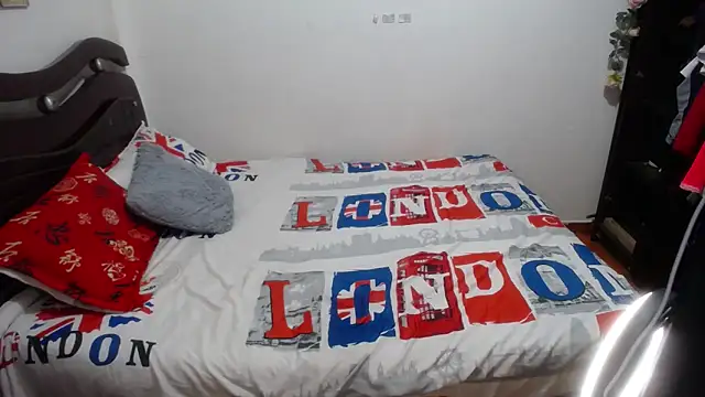 Snapshot of Tu-Reina chatting on 10/24/25, 01:57 Tu-Reina online show from 10/24/25, 01:57