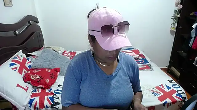 Snapshot of Tu-Reina chatting on 10/26/25, 06:58 Tu-Reina online show from 10/26/25, 06:58