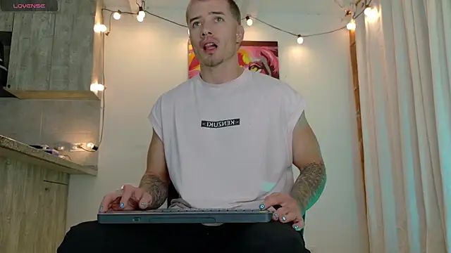 Snapshot of Ryannblue07 chatting on 11/19/25, 10:43 Ryannblue07 online show from 11/19/25, 10:43