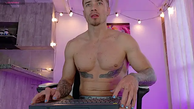 Snapshot of Ryannblue07 chatting on 12/01/25, 09:20 Ryannblue07 online show from 12/01/25, 09:20