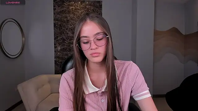 Snapshot of MaiaCollins chatting on 10/04/25, 05:22 MaiaCollins online show from 10/04/25, 05:22