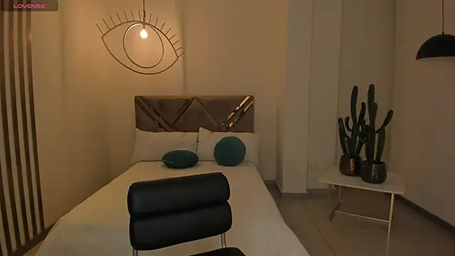 Snapshot of MaiaCollins chatting on 10/19/25, 04:40 MaiaCollins online show from 10/19/25, 04:40