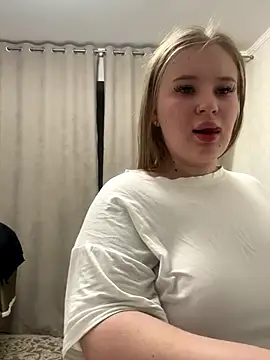 Snapshot of Amy_Sky_ chatting on 10/17/25, 05:37 Amy Sky online show from 10/17/25, 05:37