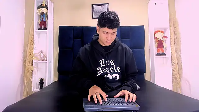 Snapshot of Jhojan_twink chatting on 10/10/25, 12:04 Jhojan twink online show from 10/10/25, 12:04