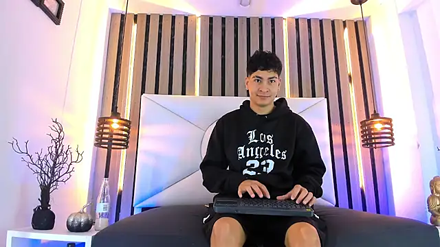 Snapshot of Jhojan_twink chatting on 10/23/25, 12:04 Jhojan twink online show from 10/23/25, 12:04