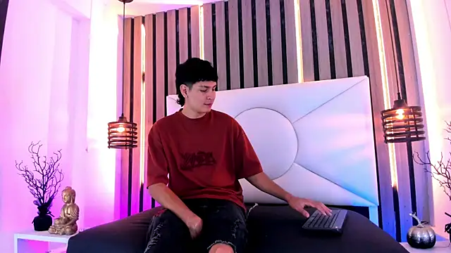 Snapshot of Jhojan_twink chatting on 10/31/25, 12:17 Jhojan twink online show from 10/31/25, 12:17