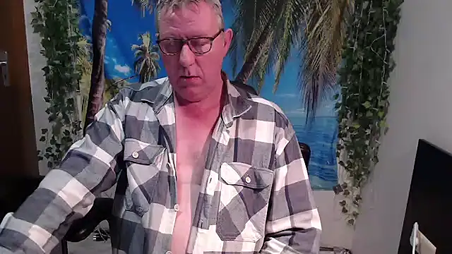 Snapshot of JamesBauer chatting on 12/17/25, 04:29 JamesBauer online show from 12/17/25, 04:29
