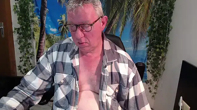 Snapshot of JamesBauer chatting on 12/18/25, 04:51 JamesBauer online show from 12/18/25, 04:51
