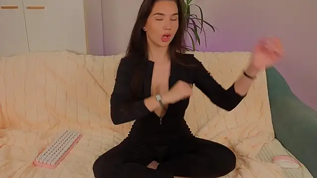 Snapshot of EmiliaDroll chatting on 11/02/25, 04:37 EmiliaDroll online show from 11/02/25, 04:37