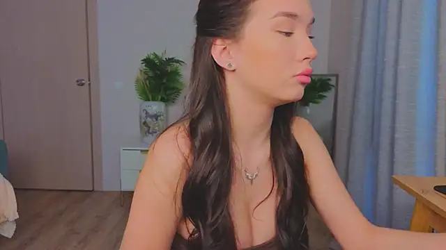 Snapshot of EmiliaDroll chatting on 12/15/25, 08:40 EmiliaDroll online show from 12/15/25, 08:40