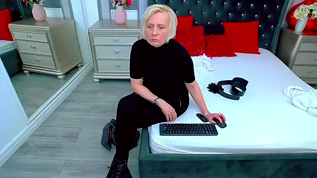 SuzzySun online show from 12/27/24, 12:34