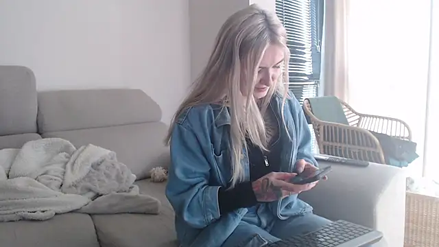 Snapshot of tattoobbgirl chatting on 12/18/25, 03:29 tattoobbgirl online show from 12/18/25, 03:29