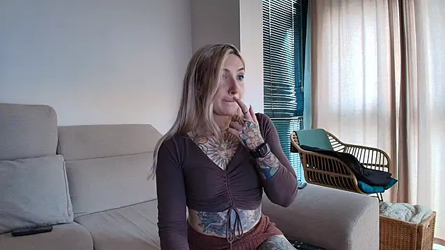 Snapshot of tattoobbgirl chatting on 01/16/26, 04:44 tattoobbgirl online show from 01/16/26, 04:44