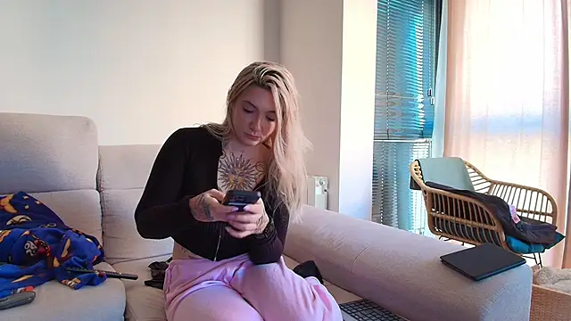 Snapshot of tattoobbgirl chatting on 01/19/26, 11:47 tattoobbgirl online show from 01/19/26, 11:47