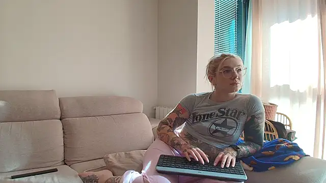 Snapshot of tattoobbgirl chatting on 06/12/26, 03:55 tattoobbgirl online show from 06/12/26, 03:55