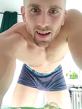 Snapshot of trainwithme chatting on 10/15/25, 08:25 trainwithme online show from 10/15/25, 08:25