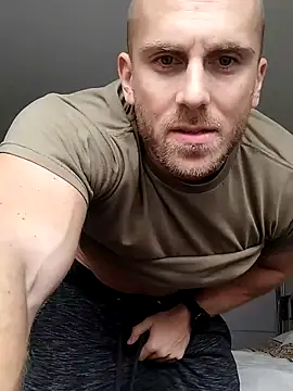 Snapshot of trainwithme chatting on 10/17/25, 07:55 trainwithme online show from 10/17/25, 07:55