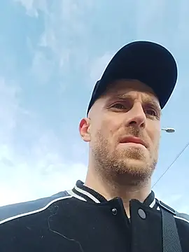 Snapshot of trainwithme chatting on 10/25/25, 07:05 trainwithme online show from 10/25/25, 07:05