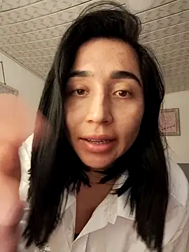 Snapshot of Elowyn chatting on 10/26/25, 02:50 Elowyn online show from 10/26/25, 02:50