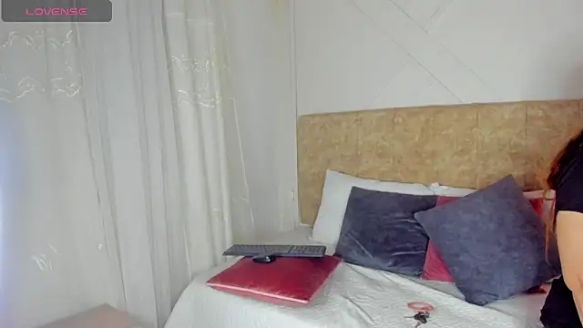 angelinarouse  online show from 10/07/25, 02:42