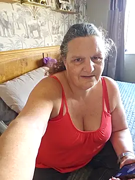 Snapshot of MissQueenBeex chatting on 09/24/25, 10:18 MissQueenBeex online show from 09/24/25, 10:18