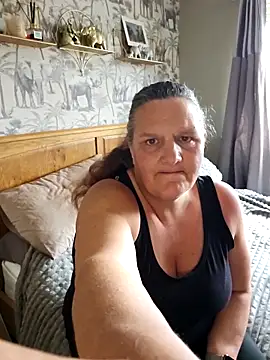 Snapshot of MissQueenBeex chatting on 09/26/25, 10:41 MissQueenBeex online show from 09/26/25, 10:41