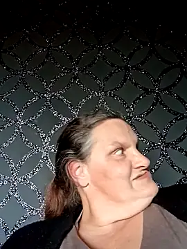 Snapshot of MissQueenBeex chatting on 10/27/25, 03:16 MissQueenBeex online show from 10/27/25, 03:16