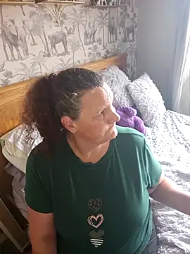 Snapshot of MissQueenBeex chatting on 11/06/25, 02:29 MissQueenBeex online show from 11/06/25, 02:29