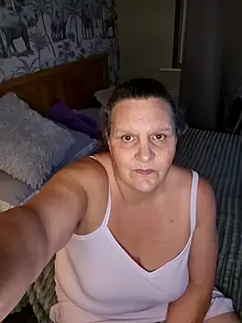 Snapshot of MissQueenBeex chatting on 11/14/25, 08:18 MissQueenBeex online show from 11/14/25, 08:18