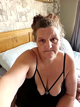 Snapshot of MissQueenBeex chatting on 11/28/25, 11:46 MissQueenBeex online show from 11/28/25, 11:46