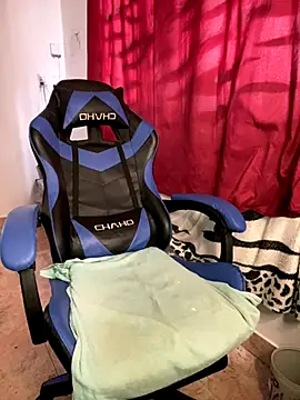 Snapshot of taimara_1 chatting on 11/21/25, 04:38 taimara 1 online show from 11/21/25, 04:38