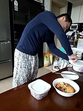 Snapshot of woonee827372 chatting on 11/14/25, 12:15 woonee827372 online show from 11/14/25, 12:15