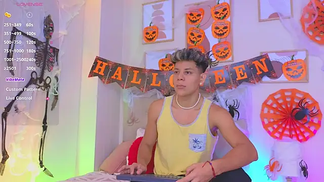 Snapshot of Almiboys chatting on 10/27/25, 01:31 Almiboys online show from 10/27/25, 01:31