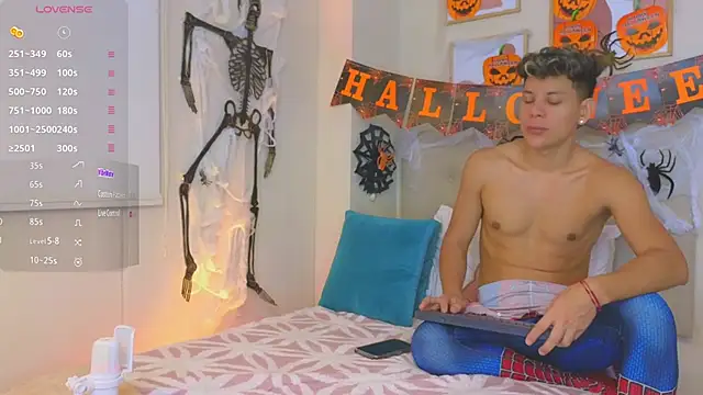 Snapshot of Almiboys chatting on 10/30/25, 11:49 Almiboys online show from 10/30/25, 11:49