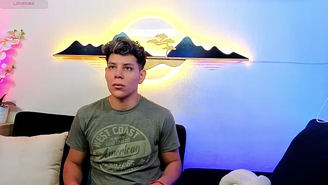 Snapshot of Almiboys chatting on 11/21/25, 01:04 Almiboys online show from 11/21/25, 01:04