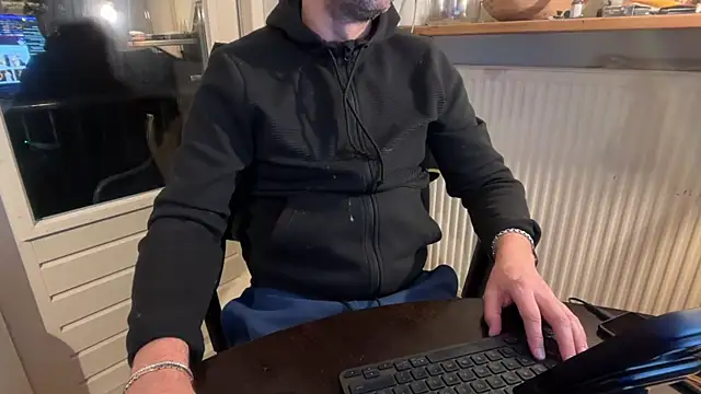 Snapshot of MaxiDimi chatting on 10/29/25, 10:11 MaxiDimi online show from 10/29/25, 10:11