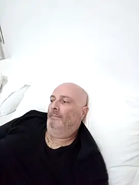 Alexis Bull online show from 10/04/25, 04:05