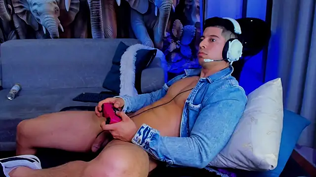 Snapshot of Lukas_Green chatting on 11/12/25, 08:37 Lukas Green online show from 11/12/25, 08:37