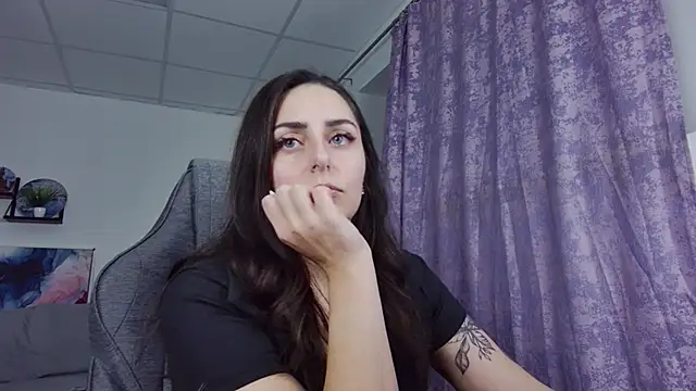 Snapshot of ValeriiMills chatting on 11/24/25, 02:28 ValeriiMills online show from 11/24/25, 02:28