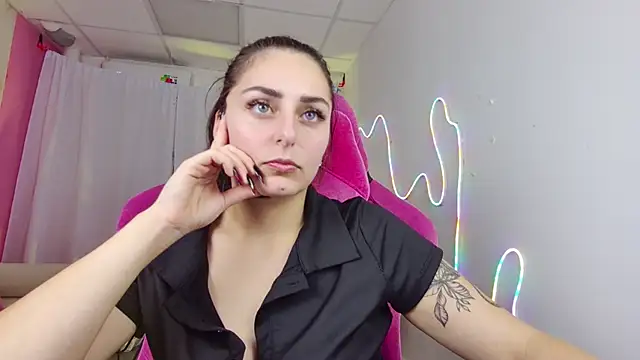 Snapshot of ValeriiMills chatting on 11/25/25, 03:45 ValeriiMills online show from 11/25/25, 03:45