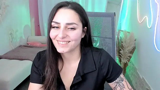 Snapshot of ValeriiMills chatting on 12/15/25, 02:43 ValeriiMills online show from 12/15/25, 02:43