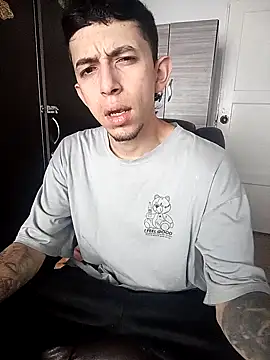 Snapshot of Chris__Jones chatting on 10/19/25, 01:01 Chris Jones online show from 10/19/25, 01:01