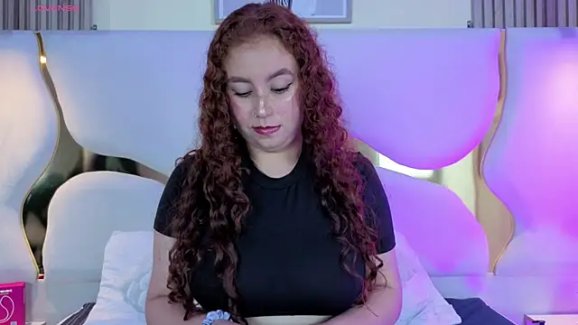 Snapshot of AmmberJones chatting on 09/17/25, 12:18 AmmberJones online show from 09/17/25, 12:18