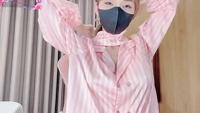 yiyi-chin online show from 10/02/25, 03:52