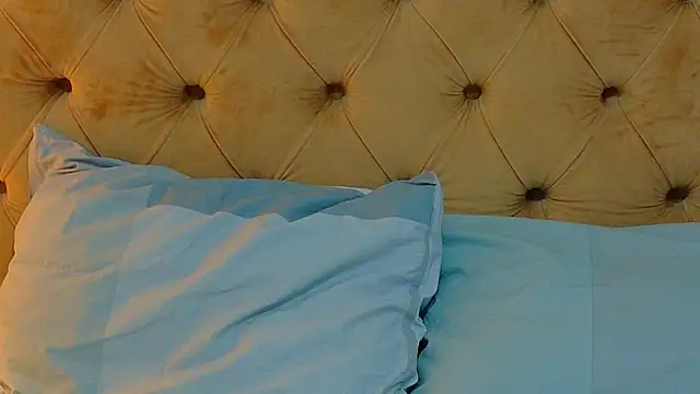 Snapshot of AlessiaCroft chatting on 04/18/26, 04:05 AlessiaCroft online show from 04/18/26, 04:05