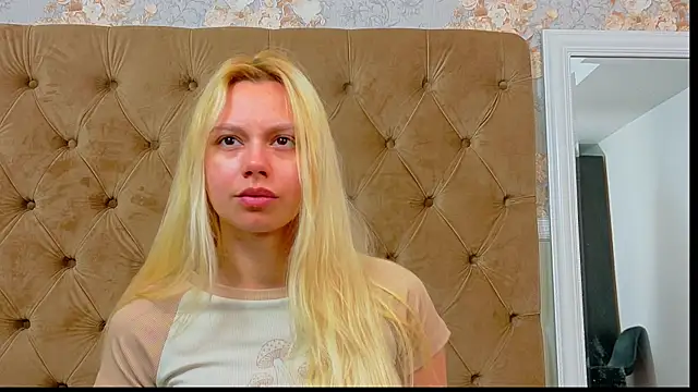 Snapshot of AlessiaCroft chatting on 05/17/26, 04:10 AlessiaCroft online show from 05/17/26, 04:10