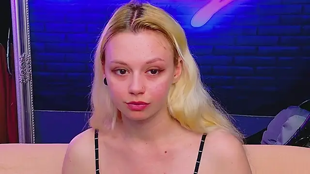 Snapshot of AlessiaCroft chatting on 06/12/26, 04:11 AlessiaCroft online show from 06/12/26, 04:11
