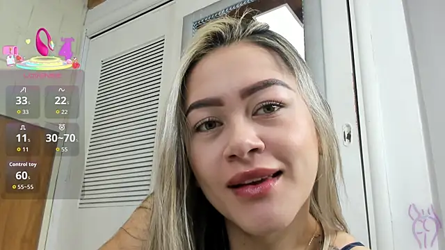 Snapshot of sophiaarenas chatting on 12/22/25, 11:51 sophiaarenas online show from 12/22/25, 11:51